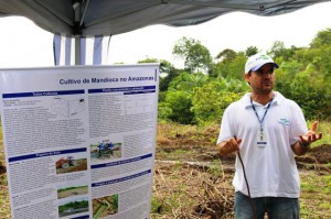 Pesquisador Inocencio Oliveira, coordenador do projeto Culturas Alimentares, explicou sobre técnicas para melhorar o cultivo de mandioca. Foto: Síglia Souza.
