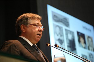 Doutor Adalberto Luís Val em seu discurso na ALEAM. Foto: Érico Xavier