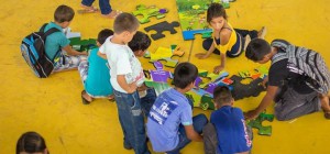 Crianças montam quebra-cabeça desenvolvido pelo Instituto Mamirauá. O jogo é uma das iniciativas de educação ambiental do instituto. (foto: Everson Tavares)