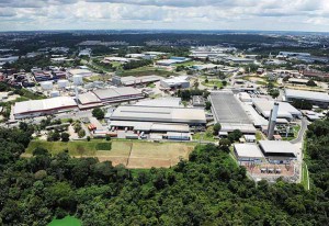 AF – É possível criar uma nova alternativa de desenvolvimento na Amazônia atrelada a Zona Franca de Manaus, mantendo a floresta em pé? Roberto Vizentin: É mais do que possível. A Zona Franca vai ter um papel de vanguarda nisso porque as indústrias que estão instaladas na Zona Franca são as primeiras a ter interesse nessa reconversão produtiva. Então, as que estão situadas no campo da inovação tecnológica, da informação, de produtos aplicados para bioprospecção, esse próprio CBA (Centro de Biotecnologia da Amazônia), isso sob um novo arranjo institucional que tenha as empresas do Polo Industrial interessadas pode ser alavancado para cumprir o papel que foi pensado para ele. Vamos ter uma aglomeração de conhecimento, de pesquisa aplicada a novos processos e produtos que fazem parte dessa biodiversidade. Como diriam os mineiros: “o Estado, o povo do Amazonas, talvez esteja com a faca e o queijo na mão, no sentido de se soubermos aproveitar esse momento histórico talvez possamos ter um período importante para a Zona Franca de Manaus enquanto naturalmente essa transição vá sendo desenvolvida”.