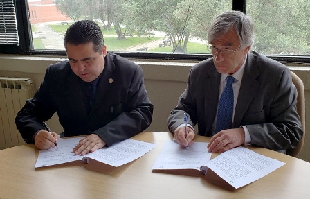 Reitor da Ufam, professor Sylvio Puga, assina Protocolo de Cooperação internacional ao lado do reitor da Universidade de Aveiro, professor Manuel António Assunção