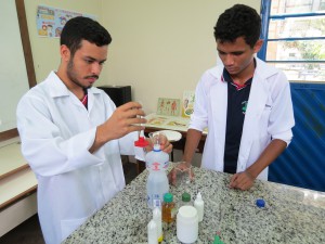 Imagem da notícia - Estudantes produzem álcool em gel antisséptico para assepsia das mãos para combater vírus e bactérias