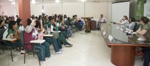 Imagem da notícia - Estudantes do ensino médio participam de roda de conversa com pesquisadoras