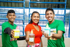 Imagem da notícia - Estudantes extraem óleos essenciais de plantas para produção de cosméticos em projeto do PCE