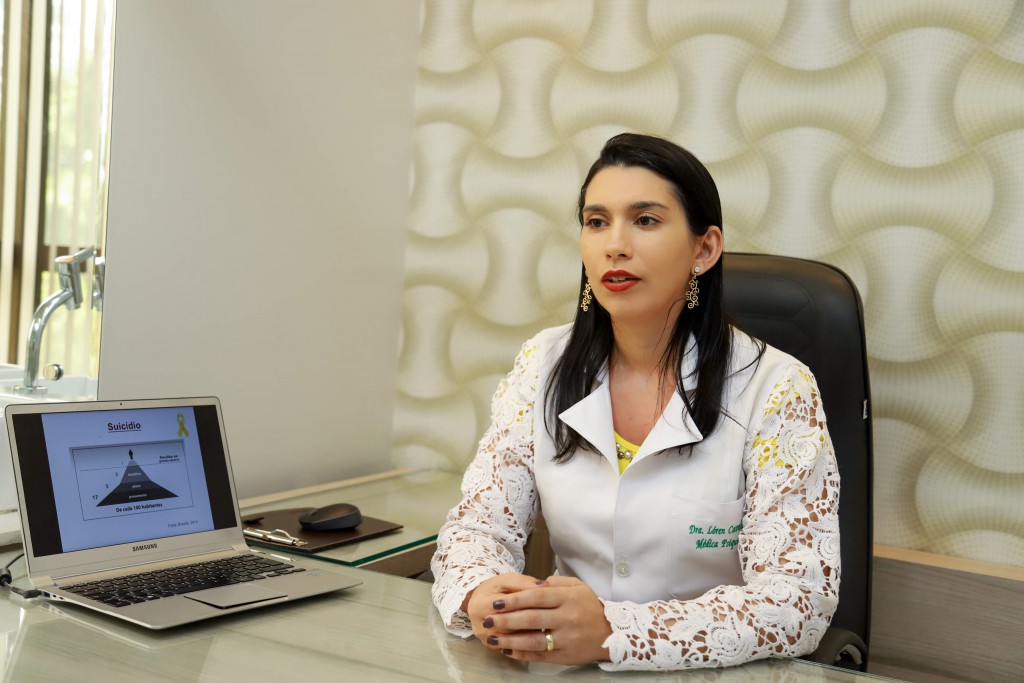 LÓREN CAVALCANTE - MÉDICA PSIQUIATRA - FOTOS FORA