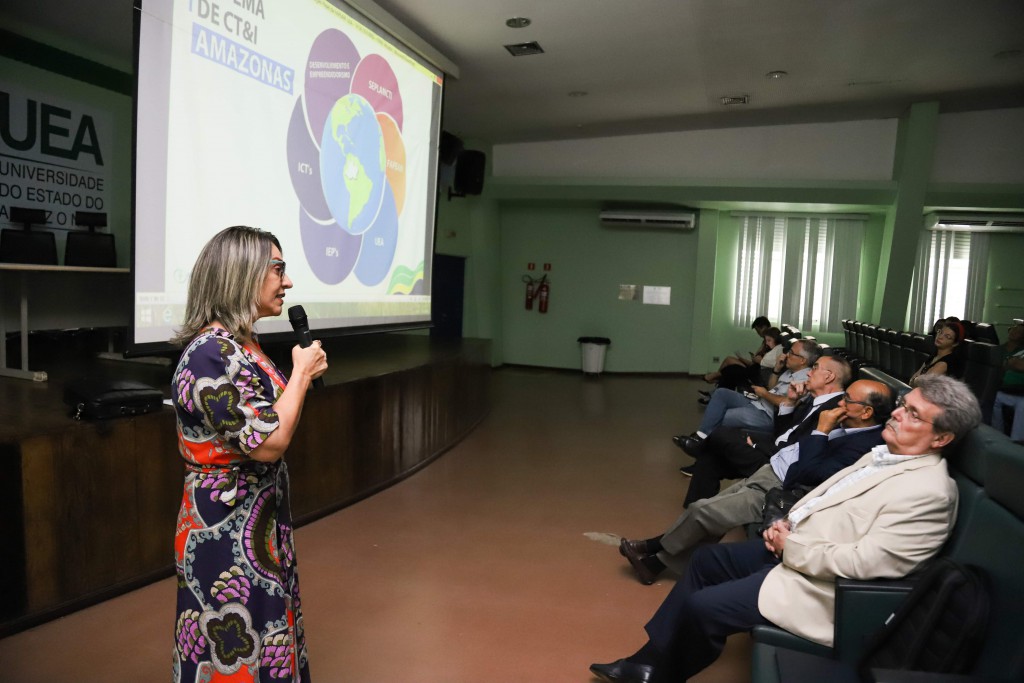 PALESTRA UEA - DIR. PRESIDENTE DA FAPEAM MÁRCIA PERALES - FOTOS ÉRICO XAVIER._-6