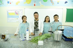 Imagem da notícia - Com experimentos nos estudos de Química e Física, alunos produzem perfume em sala de aula