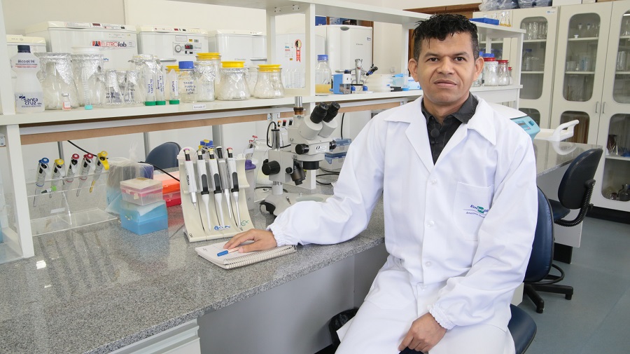 Biologia Molecular - Na foto pesquisador Gilvan Silva - foto Siglia Souza (1)