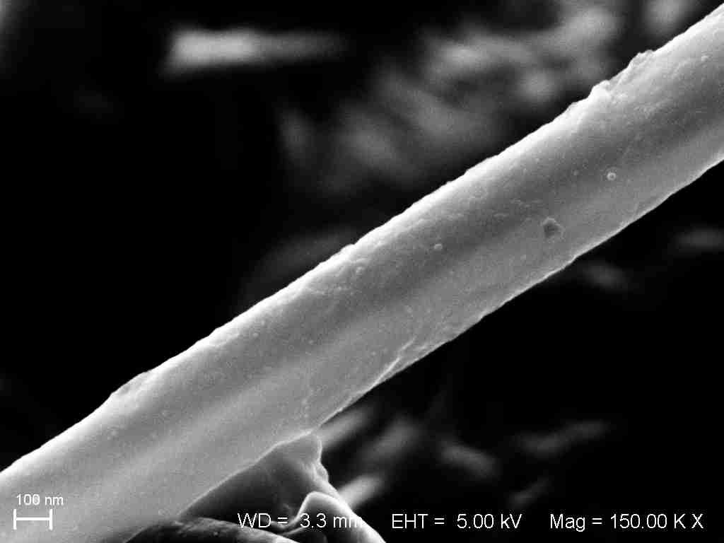 Imagem de microscopia eletrônica de varredura (MEV) das nanofibras de acetato de celulose na presença de NPs de prata