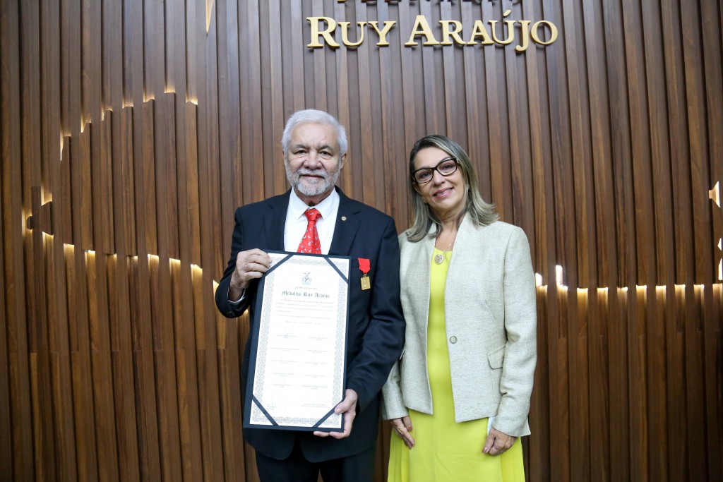 HOMENAGEM DE ENTREGA DE MEDALHA AO DR. MARCUS BARROS_-82