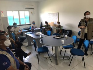 Doutora Érica Cristina durante treinamento de equipe local selecionada para avaliações entomológicas