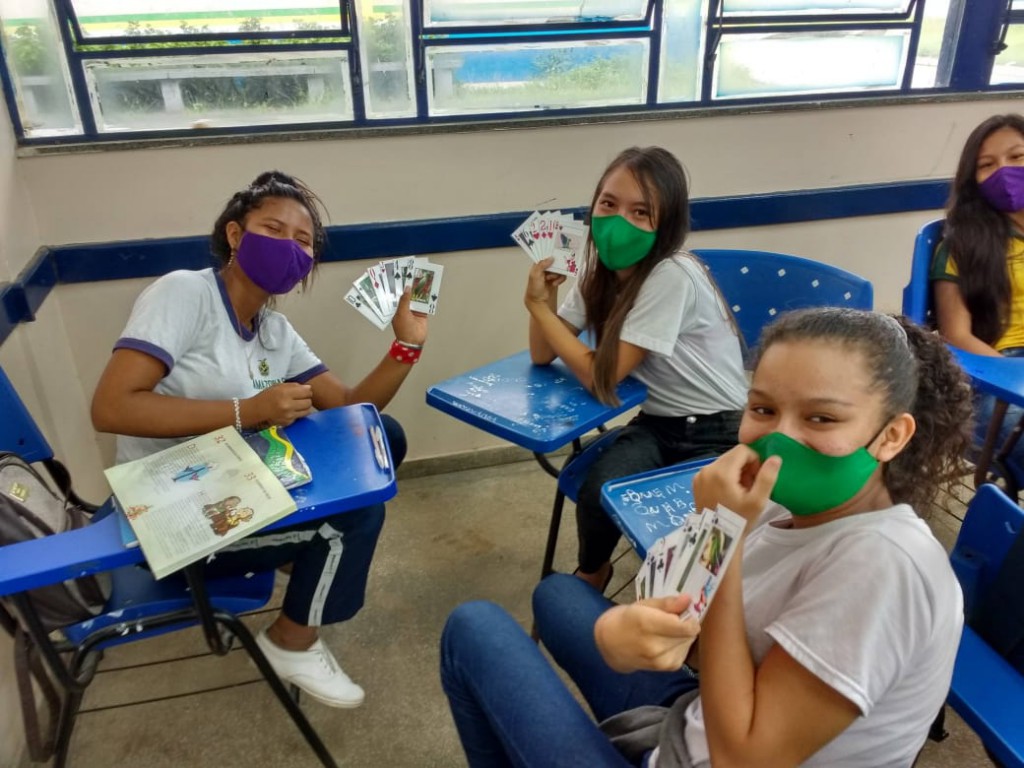 Estudantes de Tefé desenvolvem jogo de cartas inspirados em aves da Amazônia-Foto Ana lima (1)(1)