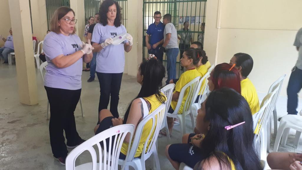 Fapeam Doutora Hilka em pé à esquerda durante realização do estudo no sistema prisional