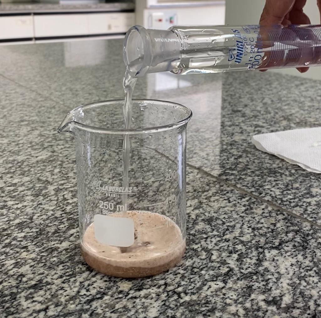 Adição de água - Foto - Luana Travassos