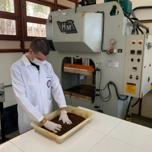 Imagem da notícia - Governo do Amazonas apoia projeto que utiliza resíduos agroindustriais na confecção de painéis de madeira