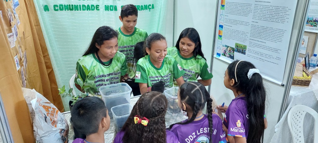 FAPEAM. Projeto contou com a participação de alunos do Ensino Fundamental. Foto. Acervo David Caldas