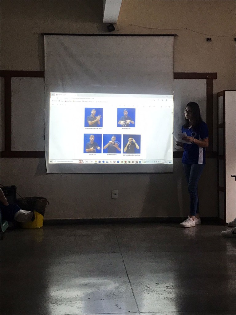 Fapeam. Aluna da escola apresenta sobre as características da Libras. Foto. Acervo Ana Ivanilda
