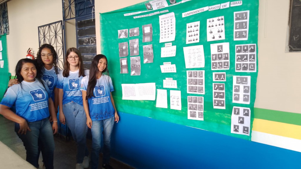 Fapeam. Mural com exposição sobre Libras. Foto. Acervo Ana Ivanilda(1)
