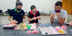 Imagem da notícia - Em projeto do Programa Ciência na Escola, estudantes aprendem Química com produção de sabonetes artesanais