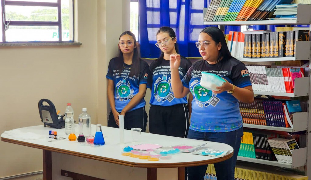 FAPEAM. Alunos participantes do projeto são alunos do Ensino Médio. Foto. Acervo da professora Nelcilene Pontes