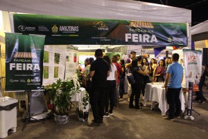 Imagem da notícia - Novos sabores de farinha e um repelente à base de óleo da seringueira são apresentados na ação ‘Fapeam na Feira’