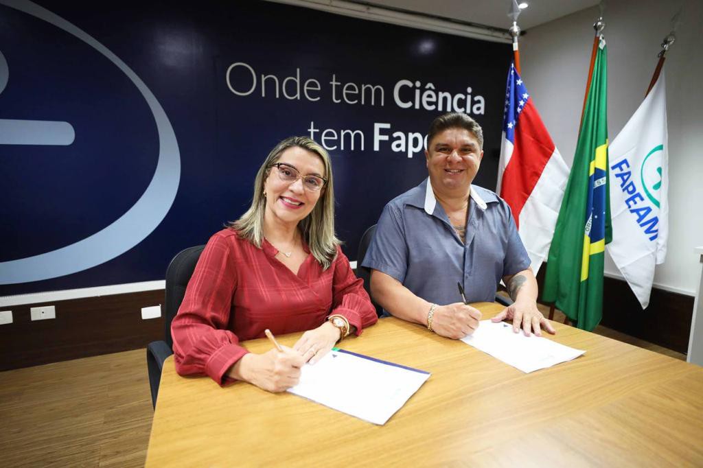FAPEAM- Fapeam firma parceria com a Semeec para levar PCE para rede municipal de ensino em Tefé