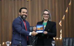 Imagem da notícia - Fapeam recebe homenagem da Aleam em sessão especial pelos 20 anos do Programa Ciência na Escola