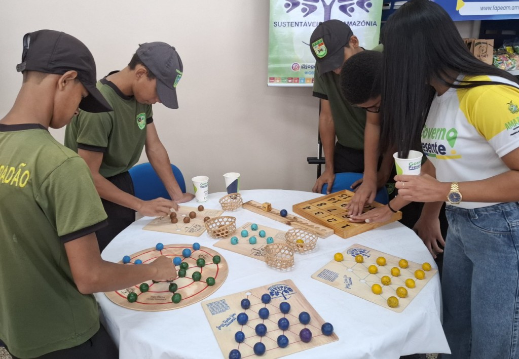 Jovens brincam com os Jogos Intergeracionais Sustentáveis da Amazônia (Jisa). Foto Ana Kelly FrancoFapeam