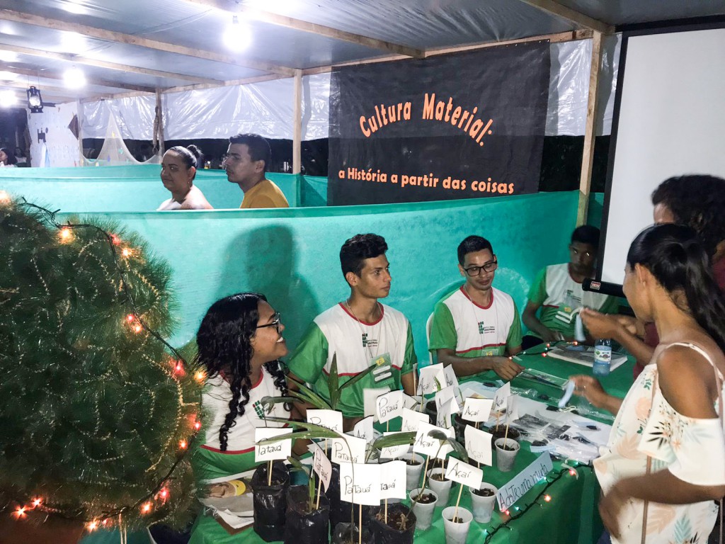 FAPEAM- VII Feira de Ciências na Praça Foto arquivo pessoal da pesquisadora Débora Rodrigues de Aquino Machado  (2)