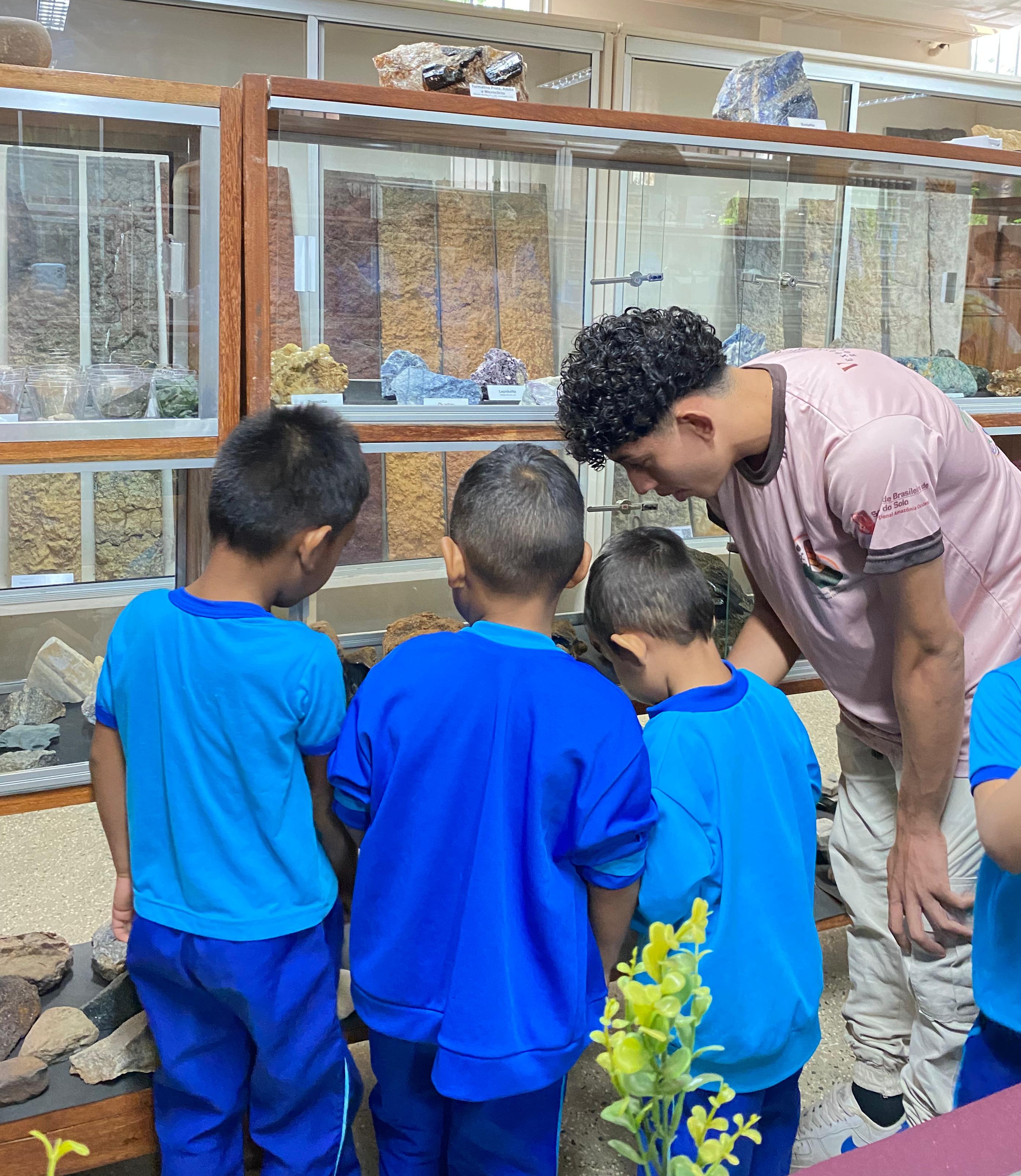 Governo_do_Amazonas_apoia_exposicao_de_solos_rochas_e_minerais_em_Itacoatiara_Foto_ Acervo_Luis_Antonio_Coutrim_1