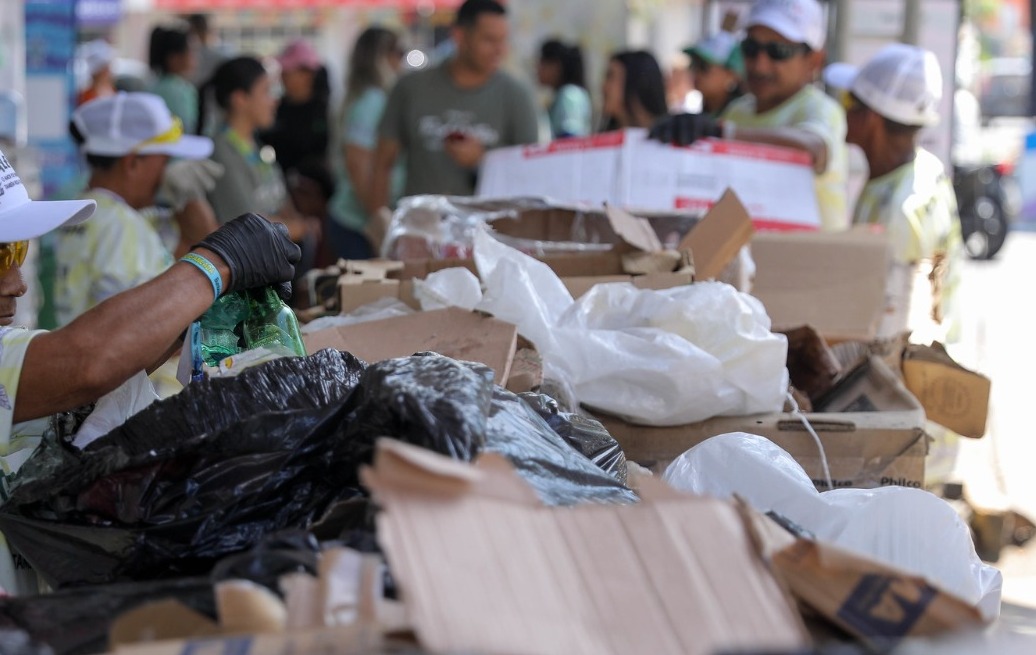 Projeto_apoiado_pelo_Governo_do_Amazonas_investiga_producao_e_descarte_de_residuos_solidos_no_ambiente_ escolar_Foto_Alex_Pazuello_Secom_2